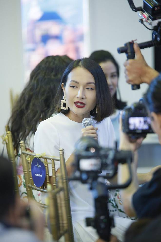 Diện chiếc váy cắt xẻ đến 4 điểm cực hiểm, Hương Giang thách thức mọi ánh nhìn-15