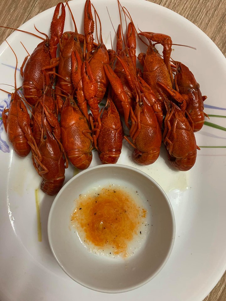 Vừa mới kéo nhau đổ xô đi mua tôm hùm đất, team nội trợ lại rầm rộ đòi tẩy chay vì nghe tin tôm có hại-10