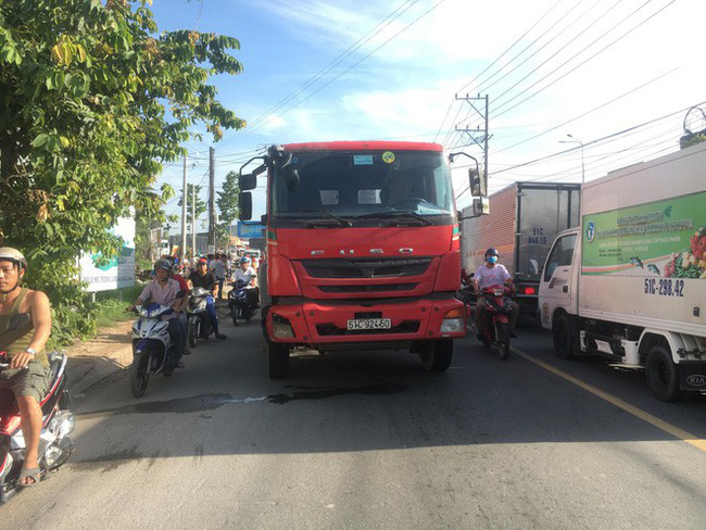 Nam thợ hồ đi xe máy bị xe container cán qua đầu, chết thương tâm ngày cuối tuần-2