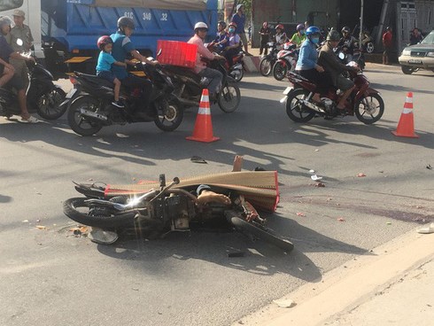 Nam thợ hồ đi xe máy bị xe container cán qua đầu, chết thương tâm ngày cuối tuần