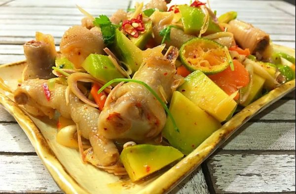 Bí quyết làm chân gà ngâm sả ớt xoài xanh thơm ngon-2