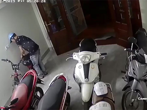 Nghênh ngang trộm xe trước của nhà, chưa kịp tẩu thoát đã bị tóm gọn-1