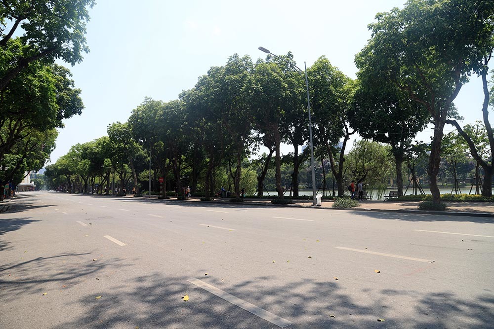 Hà Nội gần 60 độ nóng như đổ lửa, phố đi bộ vắng hơn ngày Tết-2