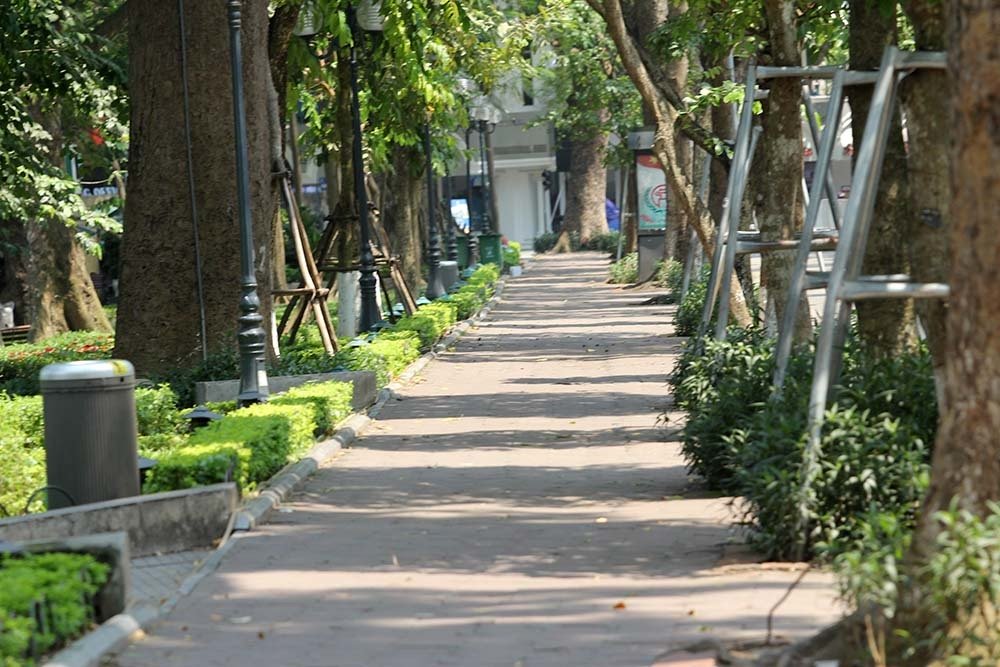 Hà Nội gần 60 độ nóng như đổ lửa, phố đi bộ vắng hơn ngày Tết-10