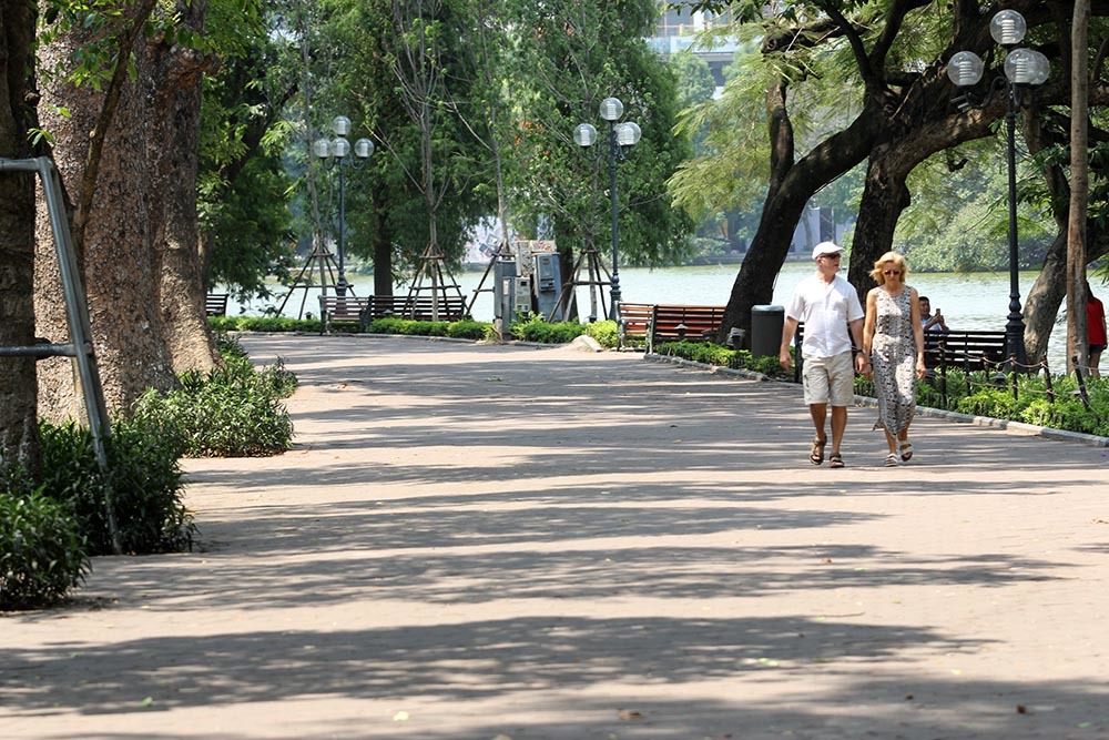 Hà Nội gần 60 độ nóng như đổ lửa, phố đi bộ vắng hơn ngày Tết-8