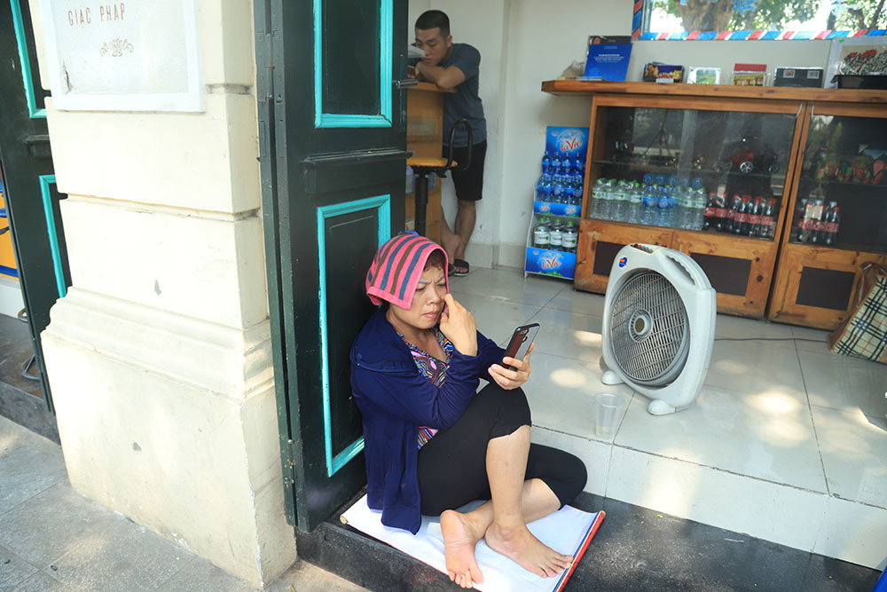 Hà Nội gần 60 độ nóng như đổ lửa, phố đi bộ vắng hơn ngày Tết-13