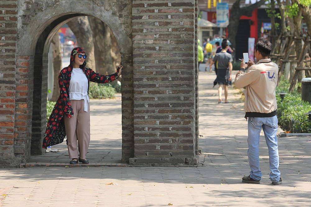 Hà Nội gần 60 độ nóng như đổ lửa, phố đi bộ vắng hơn ngày Tết-16