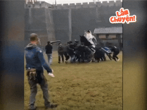 Người đàn ông bị gió thổi bay lên không trung-1