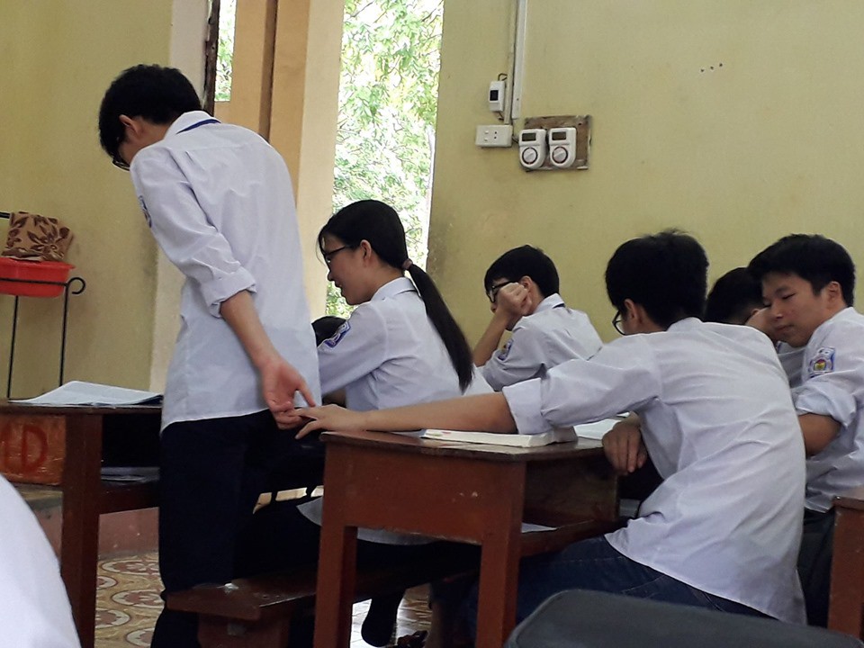 Chỉ một cái nắm tay để an ủi nhau lúc trả bài, hai nam sinh thu về hơn 40 ngàn lượt like cùng bão share từ dân mạng-1