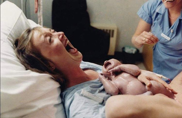 Bức ảnh bà mẹ cười ngoác miệng ôm con mới sinh gây ấn tượng mạnh, thế nhưng cư dân mạng lại chỉ chú ý đến chi tiết này của người y tá-1