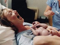 Bức ảnh bà mẹ cười ngoác miệng ôm con mới sinh gây ấn tượng mạnh, thế nhưng cư dân mạng lại chỉ chú ý đến chi tiết này của người y tá