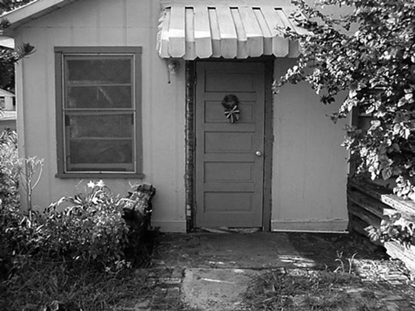 Bi kịch tuổi thơ đầy u tối của cô gái sau khung cửa sổ và những hậu quả đau đớn khiến em phải gánh lấy cả cuộc đời sau này-3