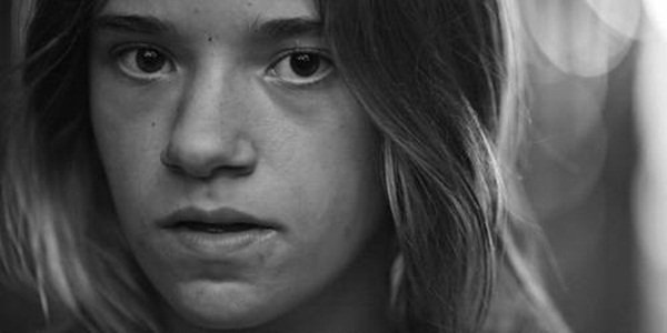 Bi kịch tuổi thơ đầy u tối của cô gái sau khung cửa sổ và những hậu quả đau đớn khiến em phải gánh lấy cả cuộc đời sau này-5