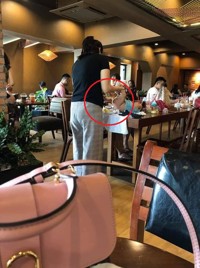 Đặt con lên bàn rồi thay tã bẩn giữa quán cà phê đông người, mẹ trẻ bị dân mạng chỉ trích dữ dội-1