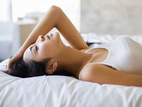 Đêm tân hôn, mẹ nghe rõ con trai nói với vợ: Để anh liều thêm lần nữa, không đau đâu nhưng sự thật lại cười ra nước mắt thế này-3