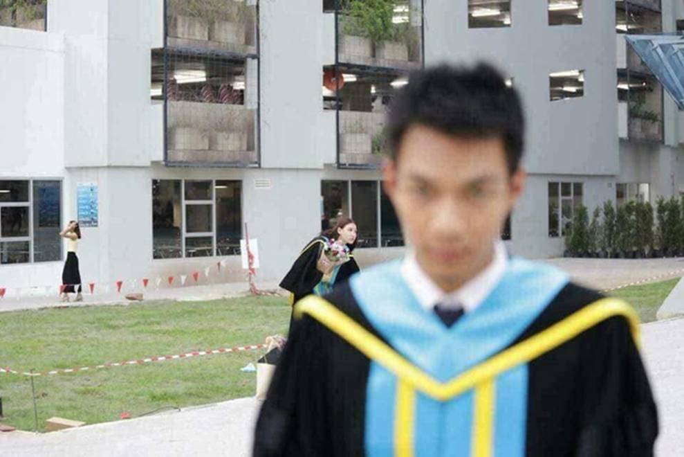Tút tát bảnh choẹ chụp ảnh tốt nghiệp, nam sinh khóc ròng khi nhận về toàn hình bản thân mờ tịt làm nền cho gái xinh-1