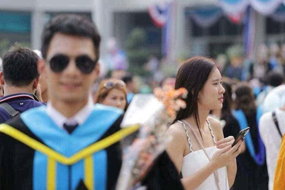Tút tát bảnh choẹ chụp ảnh tốt nghiệp, nam sinh khóc ròng khi nhận về toàn hình bản thân mờ tịt làm nền cho gái xinh-2