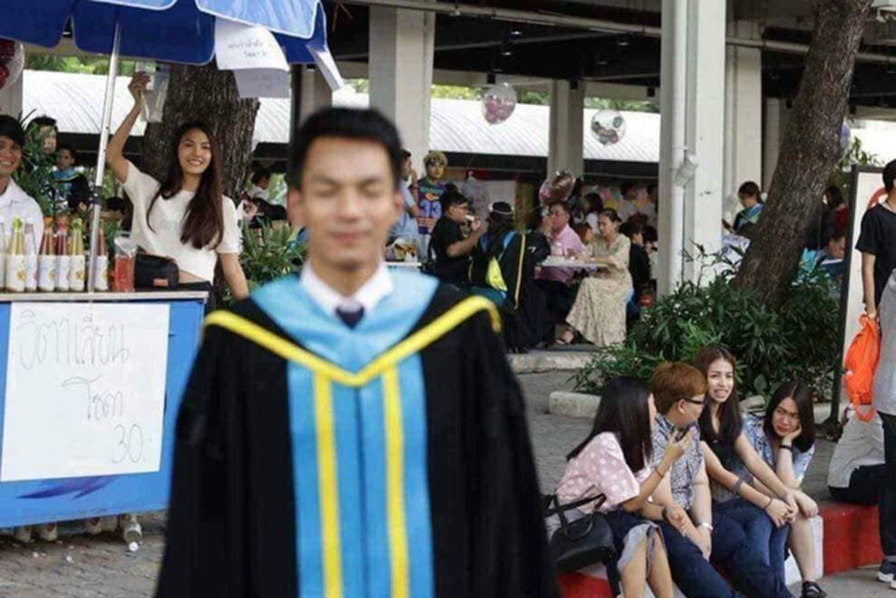 Tút tát bảnh choẹ chụp ảnh tốt nghiệp, nam sinh khóc ròng khi nhận về toàn hình bản thân mờ tịt làm nền cho gái xinh-7