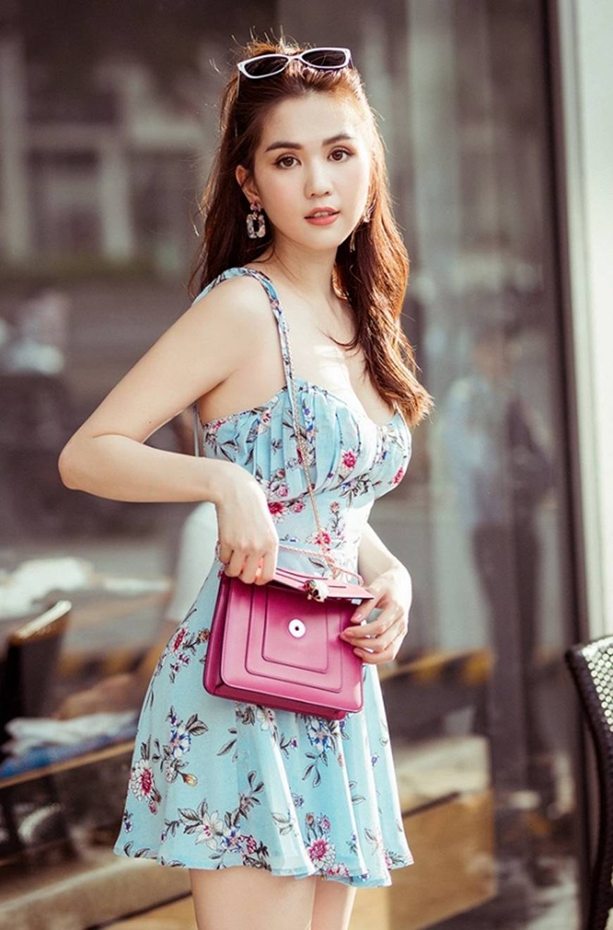 Chỉ với chiếc váy hoa 2 dây giản dị, Ngọc Trinh vẫn xinh đẹp bất chấp-2
