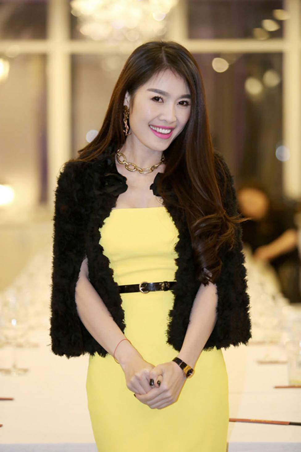 Loạt mỹ nhân nóng bóng Vbiz trẻ xinh bất ngờ sau vài tiếng cải lão hoàn đồng-8