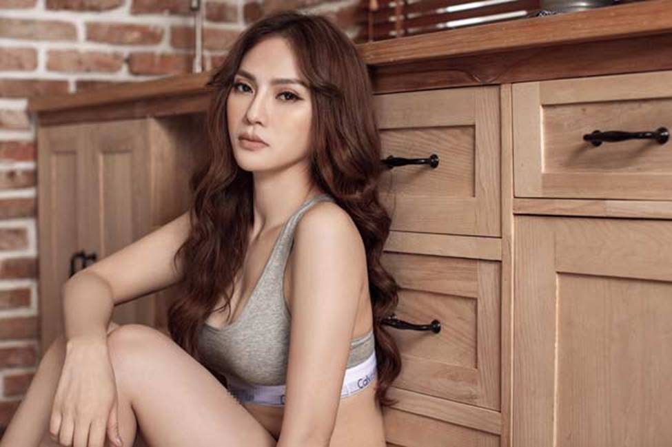 Loạt mỹ nhân nóng bóng Vbiz trẻ xinh bất ngờ sau vài tiếng cải lão hoàn đồng-17