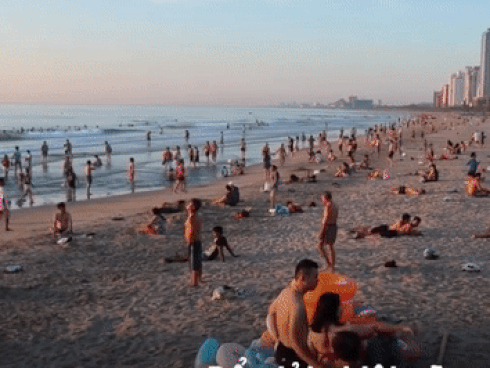 Nắng nóng gay gắt, người Đà Nẵng tranh thủ tắm biển từ sáng sớm
