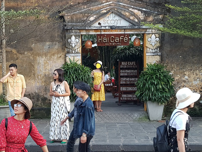 Đứng tạo dáng chụp ảnh quá lâu trước cửa nhà hàng khi đi Hội An, còn quát cả khách, cô gái bị chỉ trích gay gắt-1