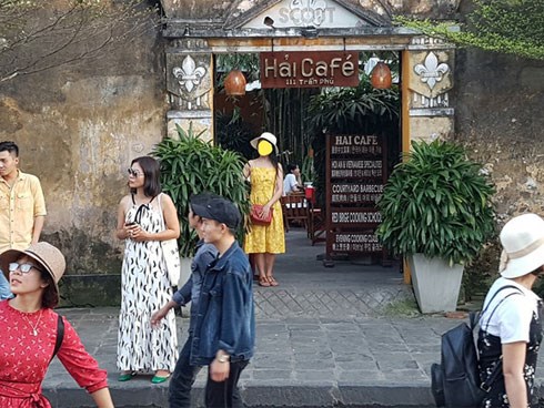Đứng tạo dáng chụp ảnh quá lâu trước cửa nhà hàng khi đi Hội An, còn quát cả khách, cô gái bị chỉ trích gay gắt