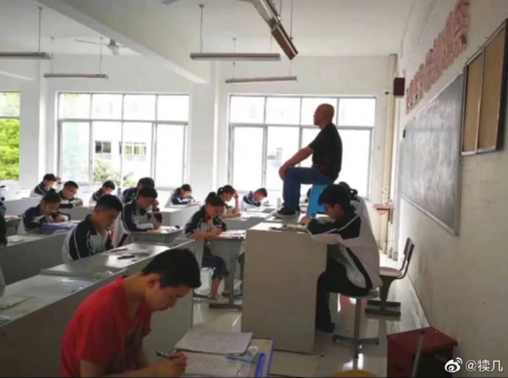 Quá mệt mỏi với những mánh khoé thi cử, thầy giáo bê hẳn ghế lên bàn ngồi coi thi như một vị thần khiến học trò sợ xanh mặt-2