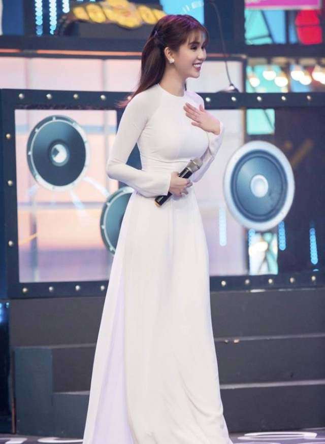 Diện áo dài mỏng manh lộ rõ nội y bên trong, nhóm nữ sinh gây phẫn nộ MXH-10