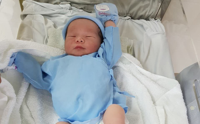 Bé trai bụ bẫm bị bỏ rơi được người dân phát hiện vào lúc sáng sớm-1