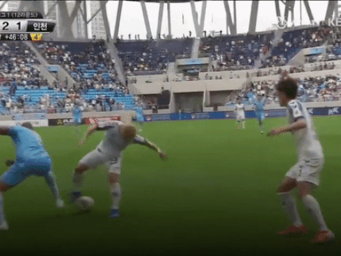 Tranh bóng với Công Phượng, tiền đạo cao 1,91 m ngã sõng soài