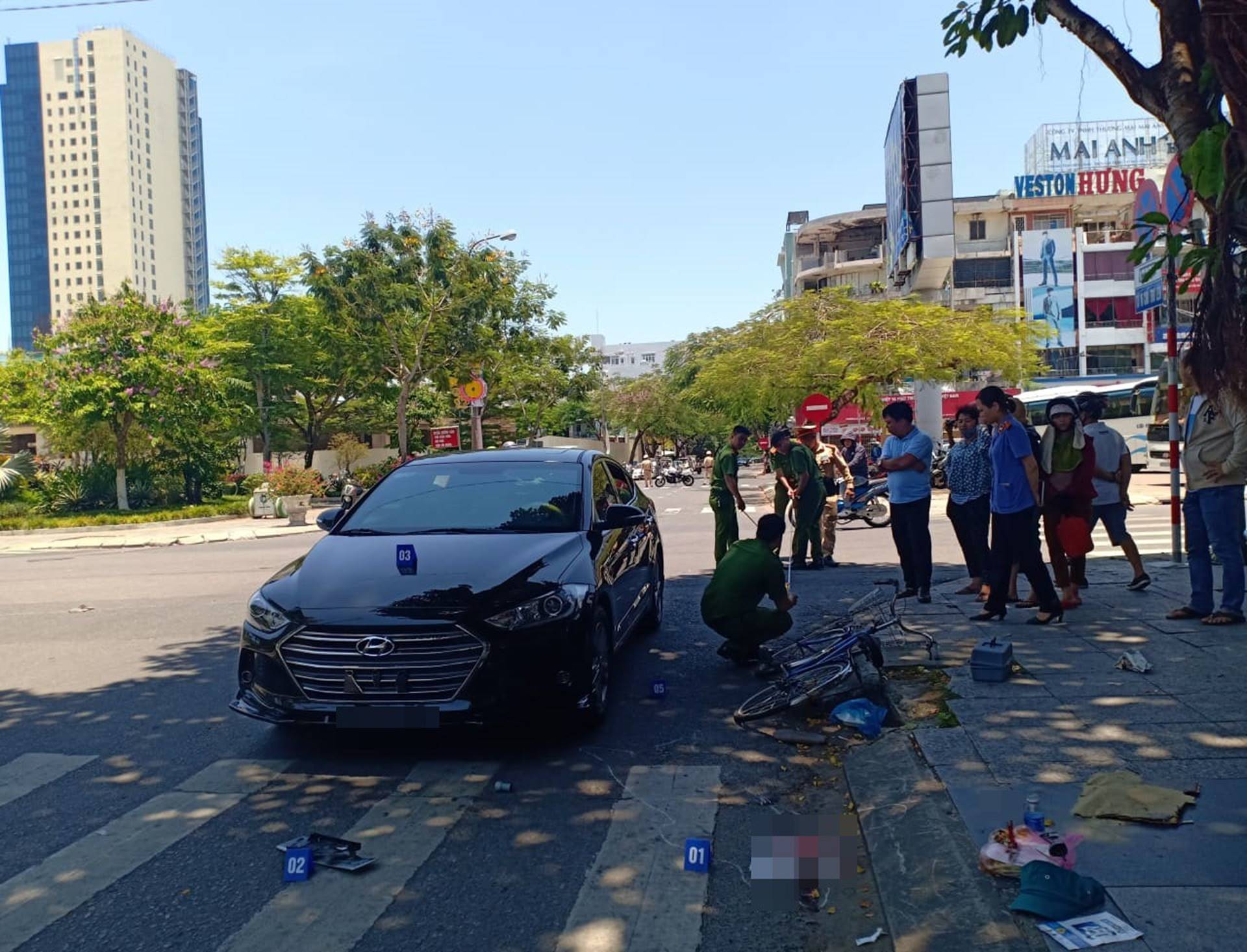 Xe đạp va chạm với ôtô, cụ ông ngã đập đầu xuống vỉa hè tử vong-2