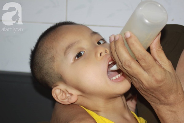 Biết con trai 5 tuổi bị bại não, mẹ nhẫn tâm bỏ đi để lại con cho bà nội già yếu mà không có tiền cứu chữa-1