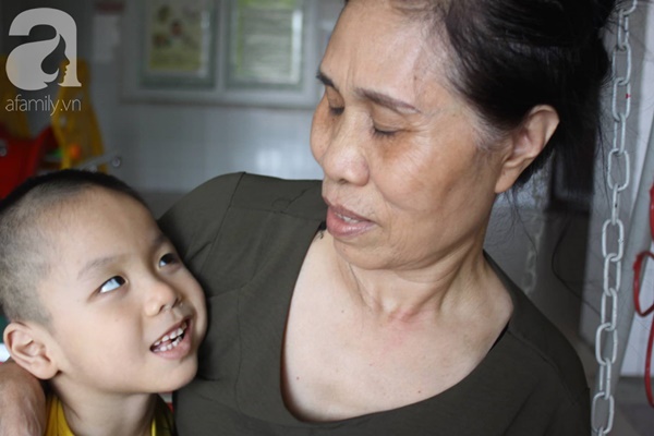 Biết con trai 5 tuổi bị bại não, mẹ nhẫn tâm bỏ đi để lại con cho bà nội già yếu mà không có tiền cứu chữa-2