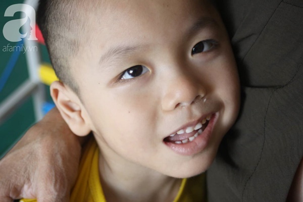 Biết con trai 5 tuổi bị bại não, mẹ nhẫn tâm bỏ đi để lại con cho bà nội già yếu mà không có tiền cứu chữa-4