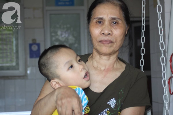 Biết con trai 5 tuổi bị bại não, mẹ nhẫn tâm bỏ đi để lại con cho bà nội già yếu mà không có tiền cứu chữa-7
