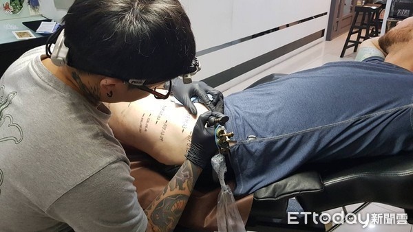 Ông bố xăm chi chít trên chân trái, nhìn kỹ mới thấy đây chính là cách anh thể hiện tình yêu thương dành cho con gái rượu-2