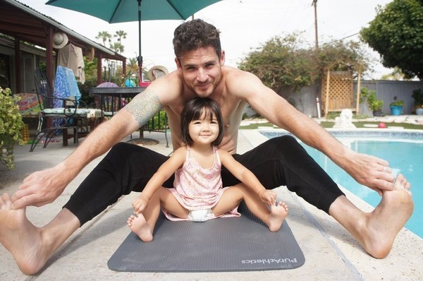 Ông bố xăm chi chít trên chân trái, nhìn kỹ mới thấy đây chính là cách anh thể hiện tình yêu thương dành cho con gái rượu-5