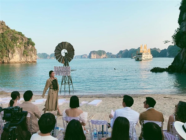 Dàn mẫu Việt đồng loạt tố bị BTC Fashion Voyage cho ăn cơm tù, đi tàu chợ khi diễn show trong cái nóng hơn 40 độ C-9
