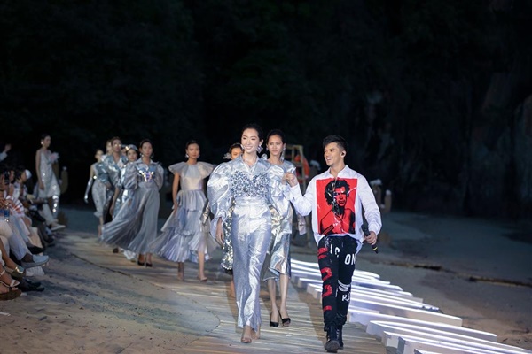 Dàn mẫu Việt đồng loạt tố bị BTC Fashion Voyage cho ăn cơm tù, đi tàu chợ khi diễn show trong cái nóng hơn 40 độ C-11