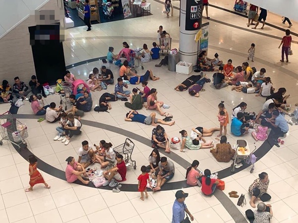 Nắng nóng 40 độ, nhiều người nằm nghỉ la liệt trong khu TTTM - hình ảnh gây tranh cãi tối Chủ nhật-1