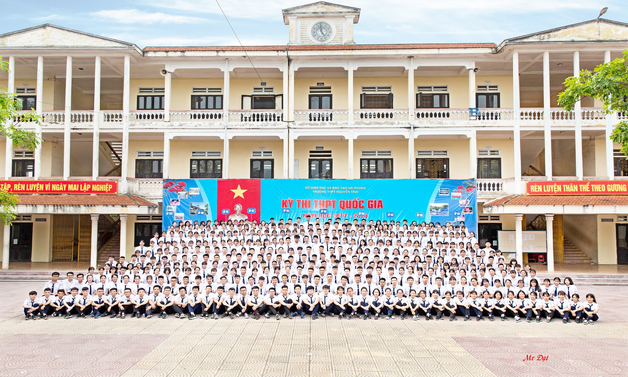 Bức ảnh kỷ yếu toàn khối 12 trăm người như một không phân biệt được ai với ai gây sốt mạng xã hội-1