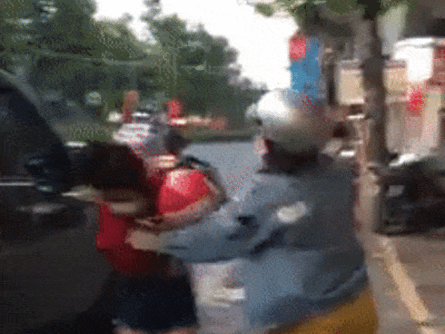 Cô gái trẻ lao vào đánh công nhân vệ sinh môi trường sau lời nhắc nhở gây bức xúc-3