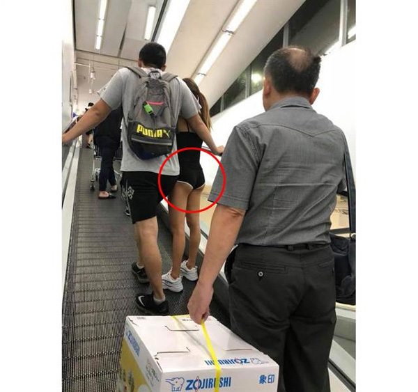 Cô gái mặc độc quần lót đi siêu thị, hở he hé vòng ba khiến người xung quanh đỏ mặt-1