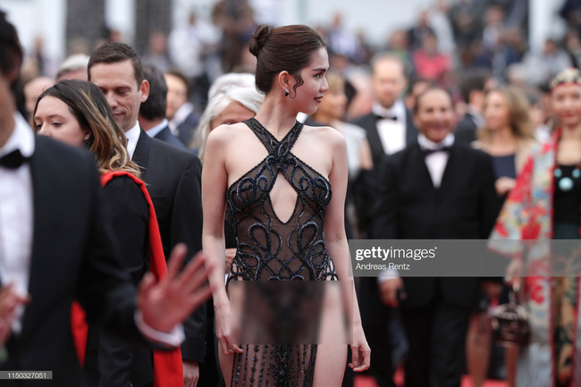 Toàn bộ hình ảnh Ngọc Trinh ở Cannes với bộ cánh có như không” bị truyền thông quốc tế đăng tải, nhưng những ánh mắt ái ngại mới đáng chú ý-10