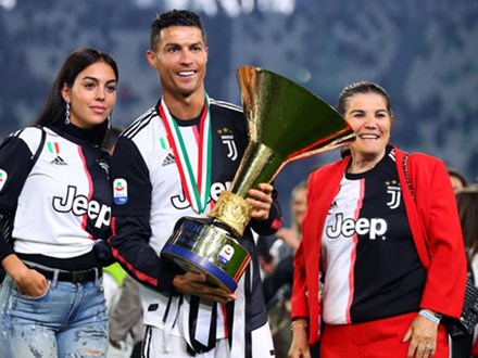 Ronaldo hạnh phúc bên mẹ và bạn gái trong ngày trọng đại của cuộc đời