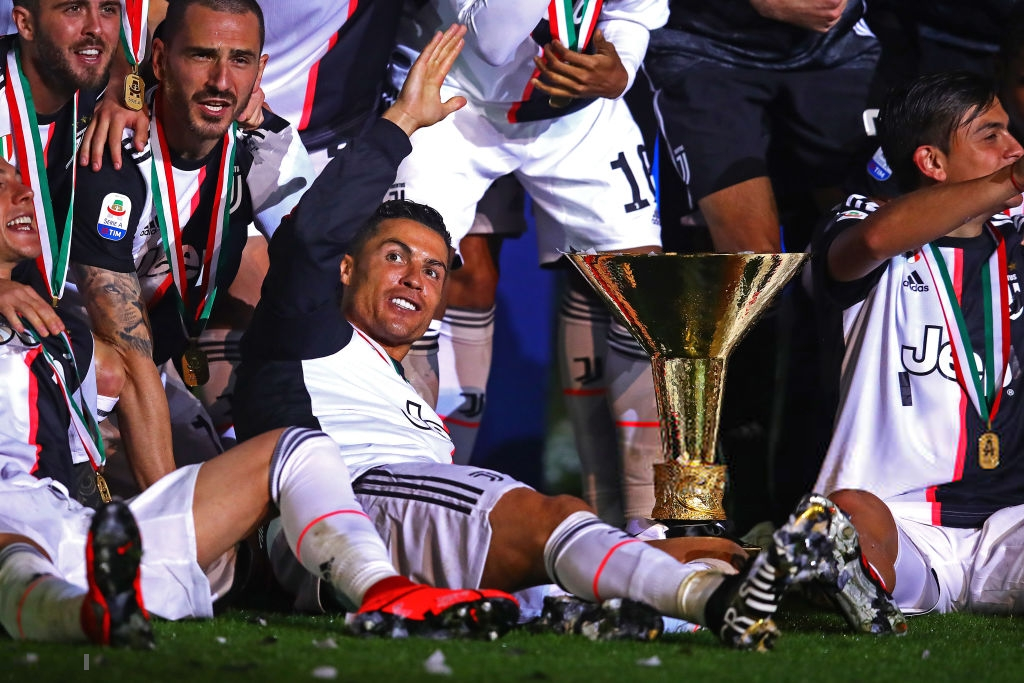 Ronaldo hạnh phúc bên mẹ và bạn gái trong ngày trọng đại của cuộc đời-1