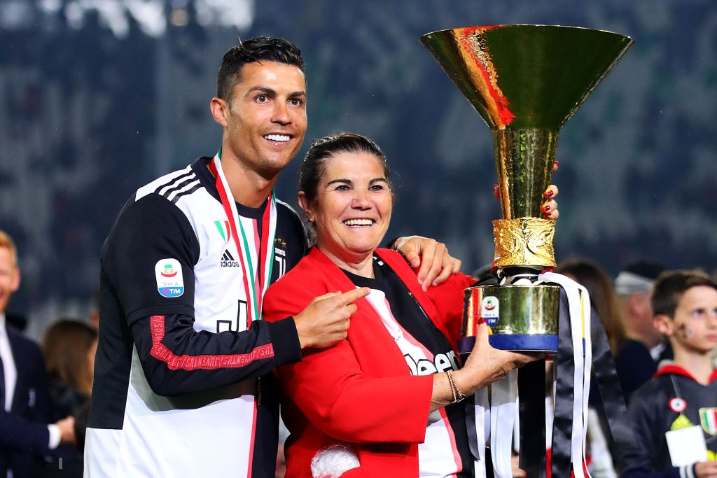 Ronaldo hạnh phúc bên mẹ và bạn gái trong ngày trọng đại của cuộc đời-3