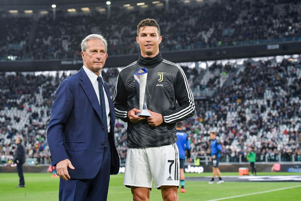 Ronaldo hạnh phúc bên mẹ và bạn gái trong ngày trọng đại của cuộc đời-8